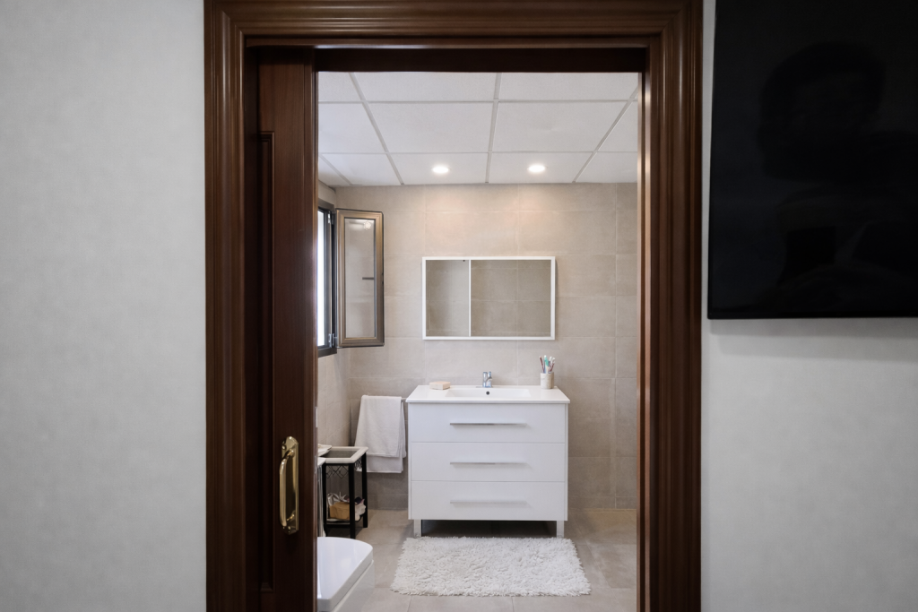 baño completo en piso en malagueta malaga