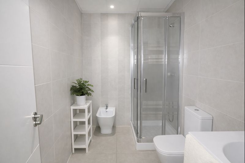 baño completo en piso en suarez malaga