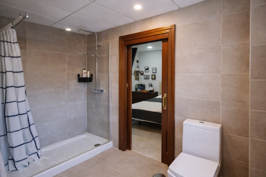 bano amplio en vivienda en malagueta malaga