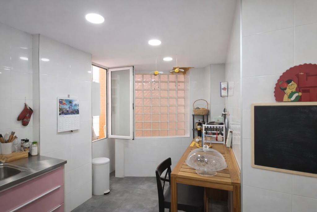 cocina equipada en vivienda en malagueta malaga