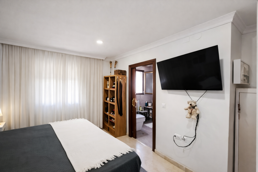 dormitorio con buena luz en vivienda en malagueta malaga