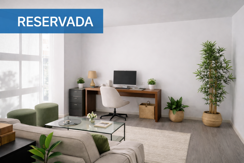 oficina luminosa en calle don ricardo en perchel norte malaga con cartel de reservada