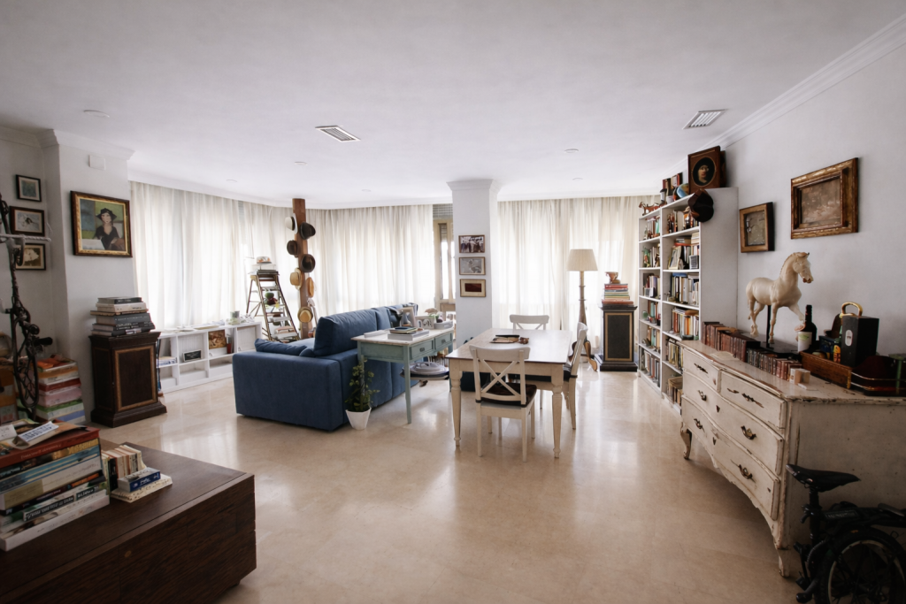 salon con vistas al mar en piso en malagueta malaga