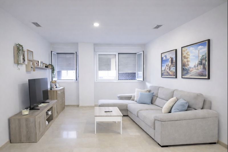 salon luminoso en vivienda en suarez malaga