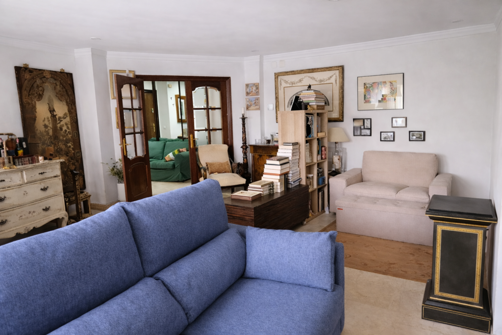 salon amplio y luminoso en vivienda en malagueta malaga