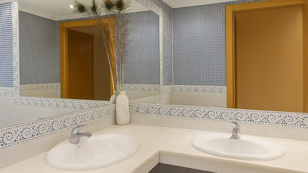 bano en piso en el consul teatinos malaga