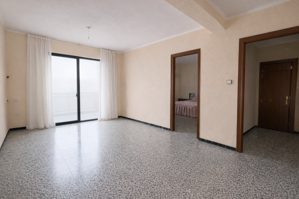 salon amplio y luminoso en vivienda en la trinidad malaga