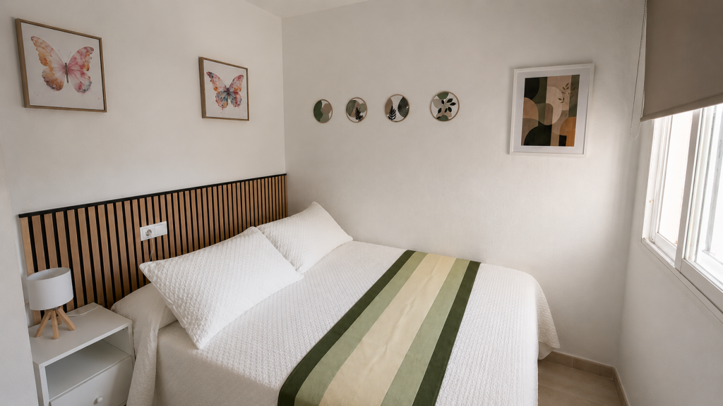 dormitorio con ventana en piso en alquiler en el consul el romeral teatinos malaga